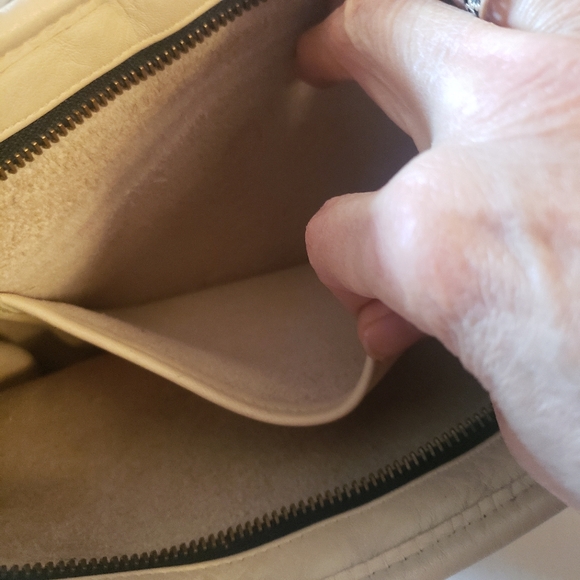 Vintage 80s Coach Swinger Leather Crossbody Bag in Bone Color - Picture 8 of 15